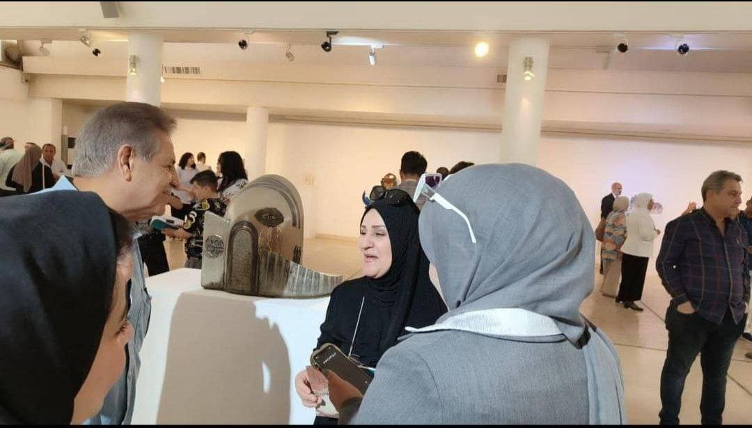 عميد كلية الفنون الجميلة وكادر الكلية يشارك في افتتاح معرض الخزف السنوي بعنوان ( حكايا الطين)