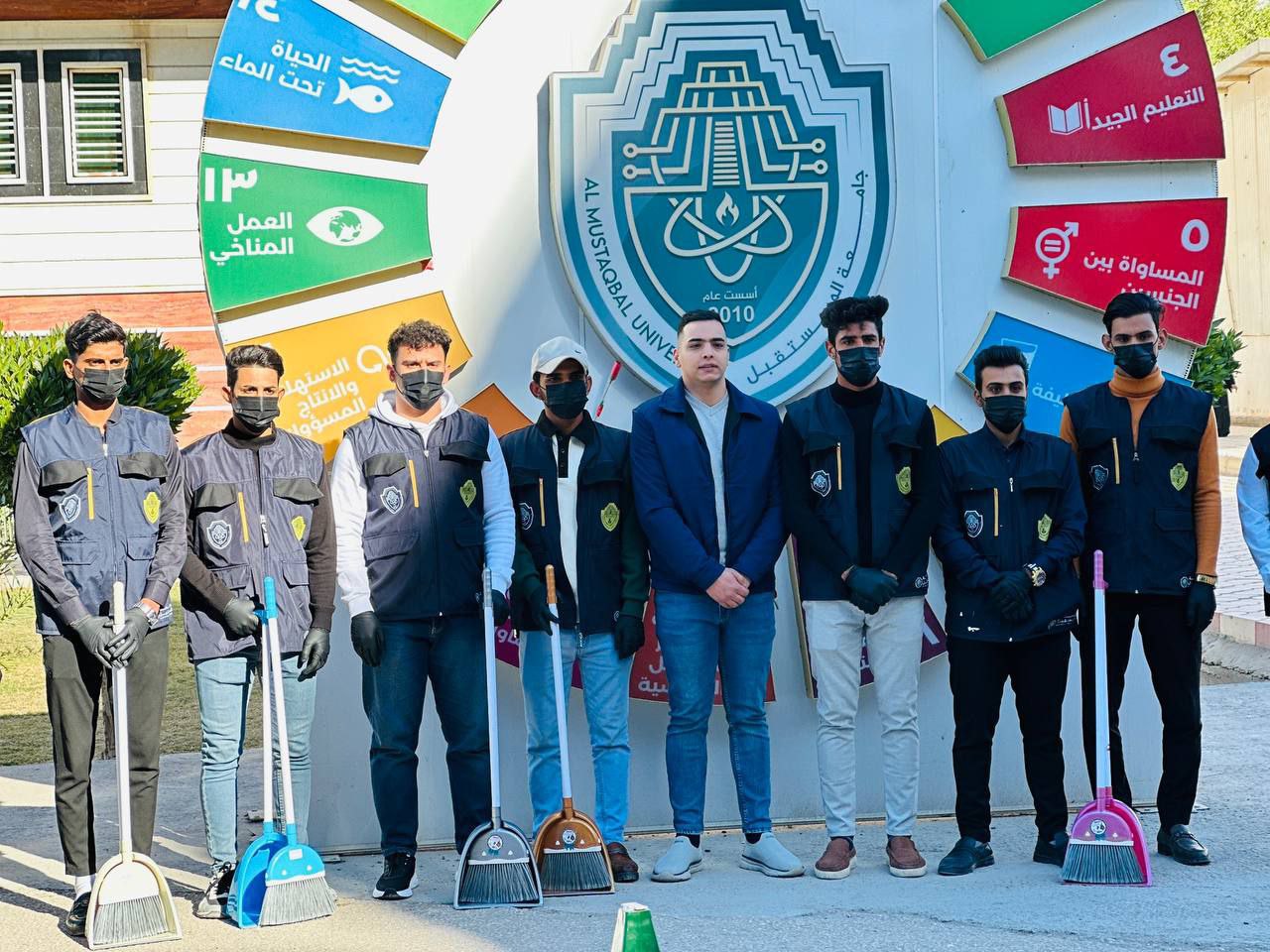 قسم النشاطات الطلابية في جامعة المستقبل ينظم حملة لتنظيف محيطها وتحفز المجتمع على الحفاظ على النظافة