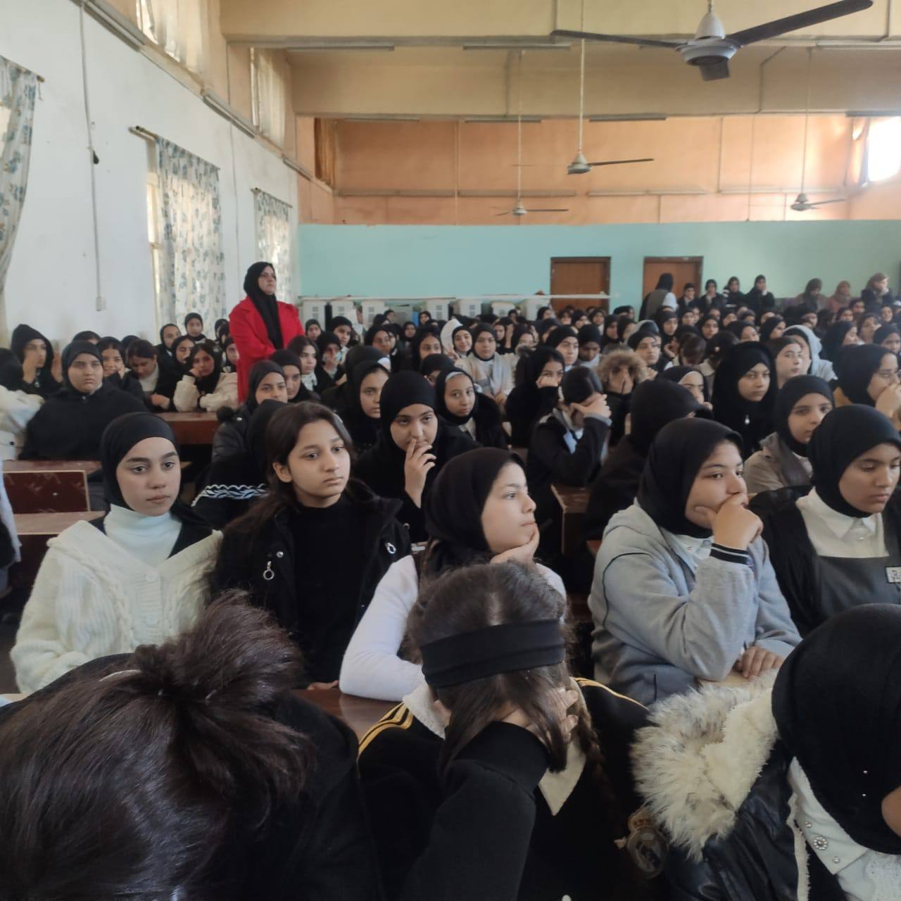 وفد من كلية الفنون الجميلة في جامعة المستقبل يقدم ندوة إرشادية حول العنف الأسري والابتزاز الإلكتروني في ثانوية النصر للبنات