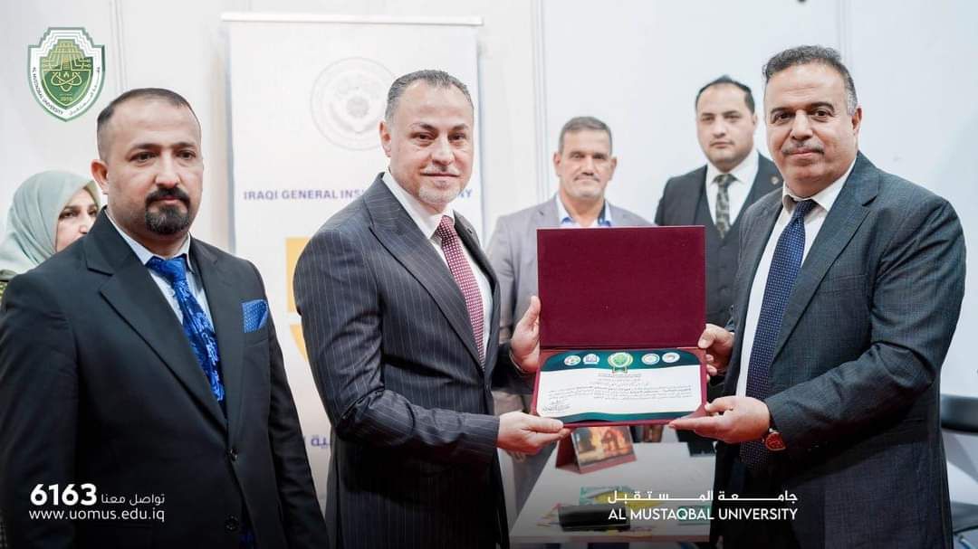 تكريم الضيوف القائمين بإدارة البوثات الخاصة بكلية العلوم الادارية