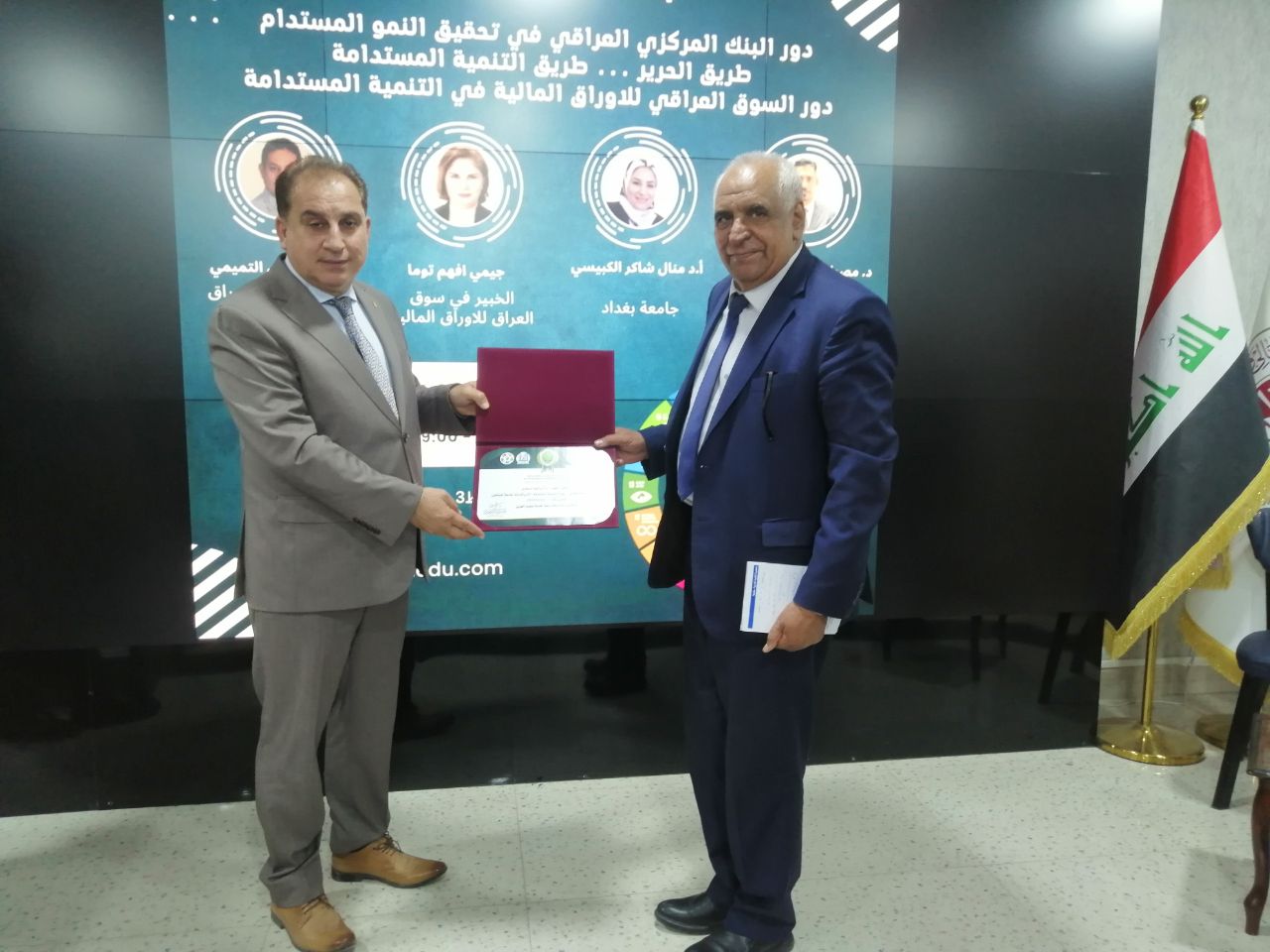 تكريم عميد الكلية للسادة المشاركين في ورشة اليوم الخامس من مهرجان المستقبل للاستدامة