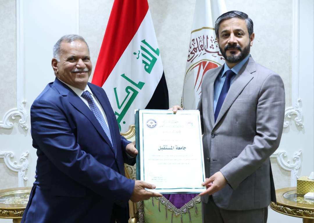 وزير التعليم العالي والبحث العلمي يكرم رئيس جامعة المستقبل