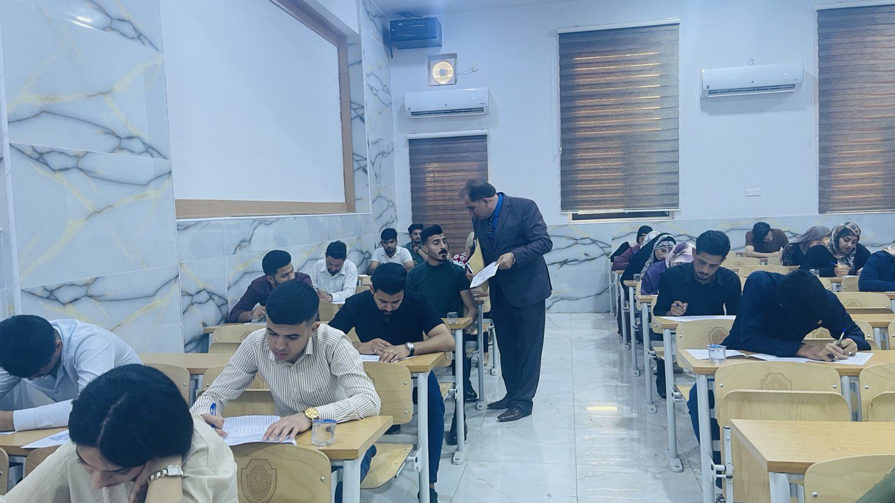 ضمن سلسلة الجولات الميدانية المستمرة, عميد كلية العلوم الادارية يتفقد سير الامتحانات النهائية للكورس الثاني