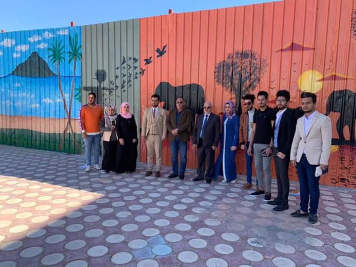 طلبة قسم تقنيات التحليلات المرضية المرحلة الثانية يرسمون لوحه فنية على احدى جدران الكلية لإضفاء جمالية مستوحاة من الطبيعة وألوانها الزاهية .