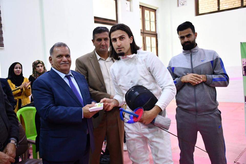 تكريم فريق المبارزة المشا ك في بطولة الجامعات