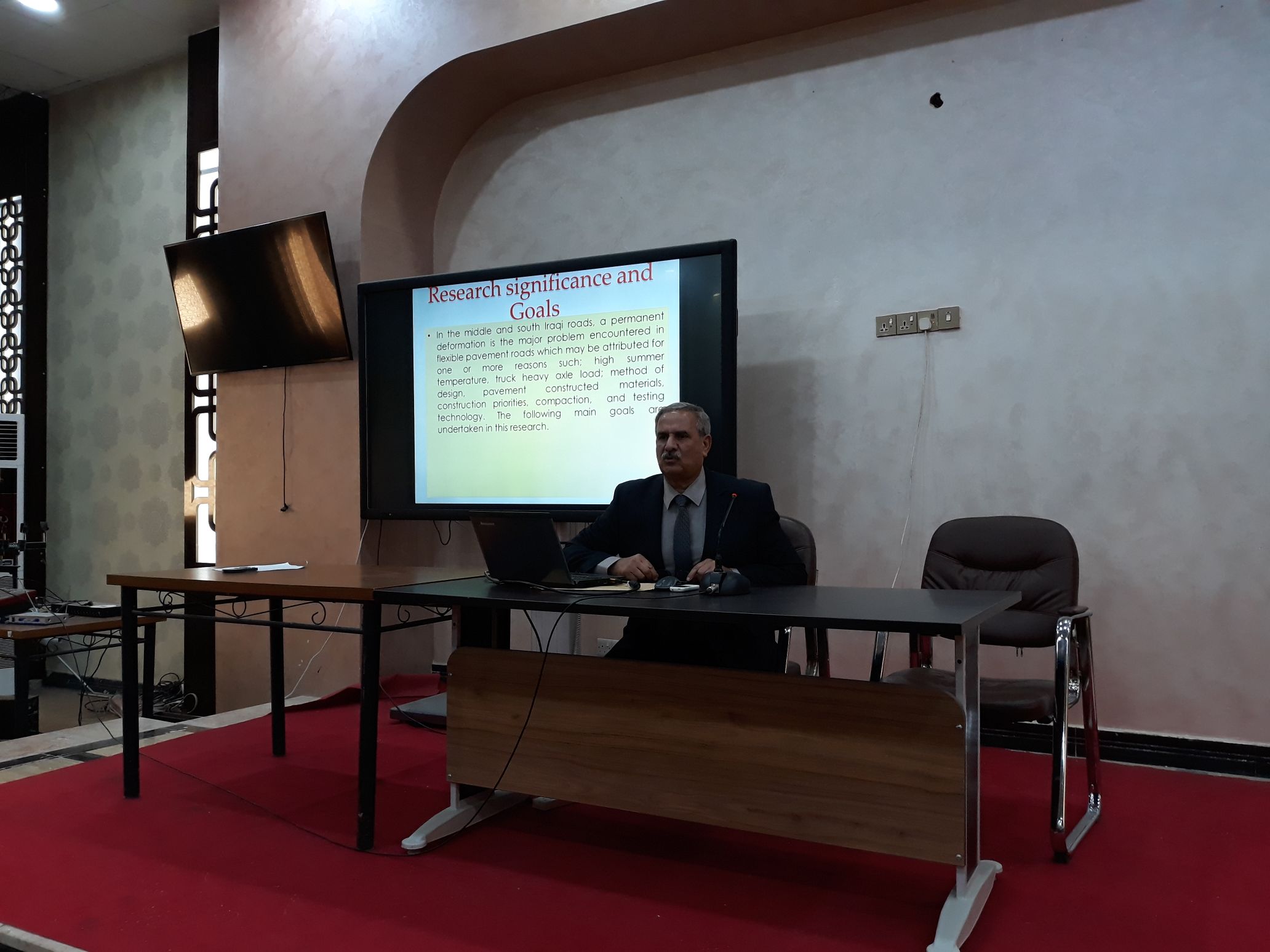 الاستدامة الهيدروجيولوجية والتخفيف من المياه الجوفية الضحلة ضد الملوحة والملوثات الكيميائية 