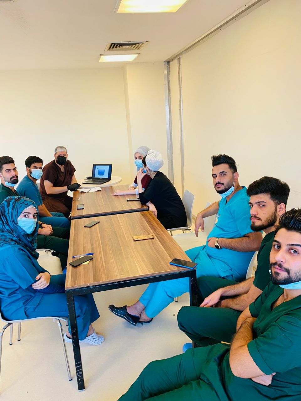 استمرار قسم تقنيات التخدير في التحضير للتعليم المدمج ....جانب من محاظرة التدريسي الدكتور في قسم تقنيات التخدير بشار هادي شعلان بشرح مادة الجراحه لمجموعة من الطلبة المرحلة الثالثة في المستشفى التركي الجراحي ودار الشرح حول مادة العملي الخاصة بمادة الجراحه وبعنوانUlcer: definition and clinical examination نتمنى للجميع  بالتميز والنجاح بهذا بالمجال العلمي المتكامل  