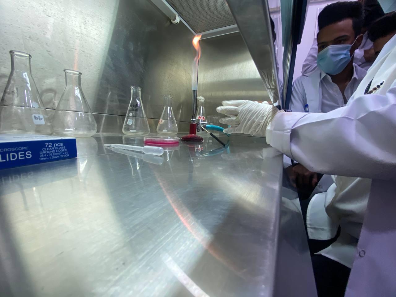  قسم تقنيات المختبرات الطبيه يقيم ورشة عمليه لماده البكتريا التشخيصية 