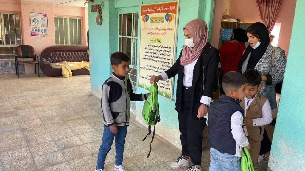 مبادرة قسم القانون في كلية المستقبل الجامعة بتوزيع القرطاسية والحقائب المدرسية على طلبة المدارس 