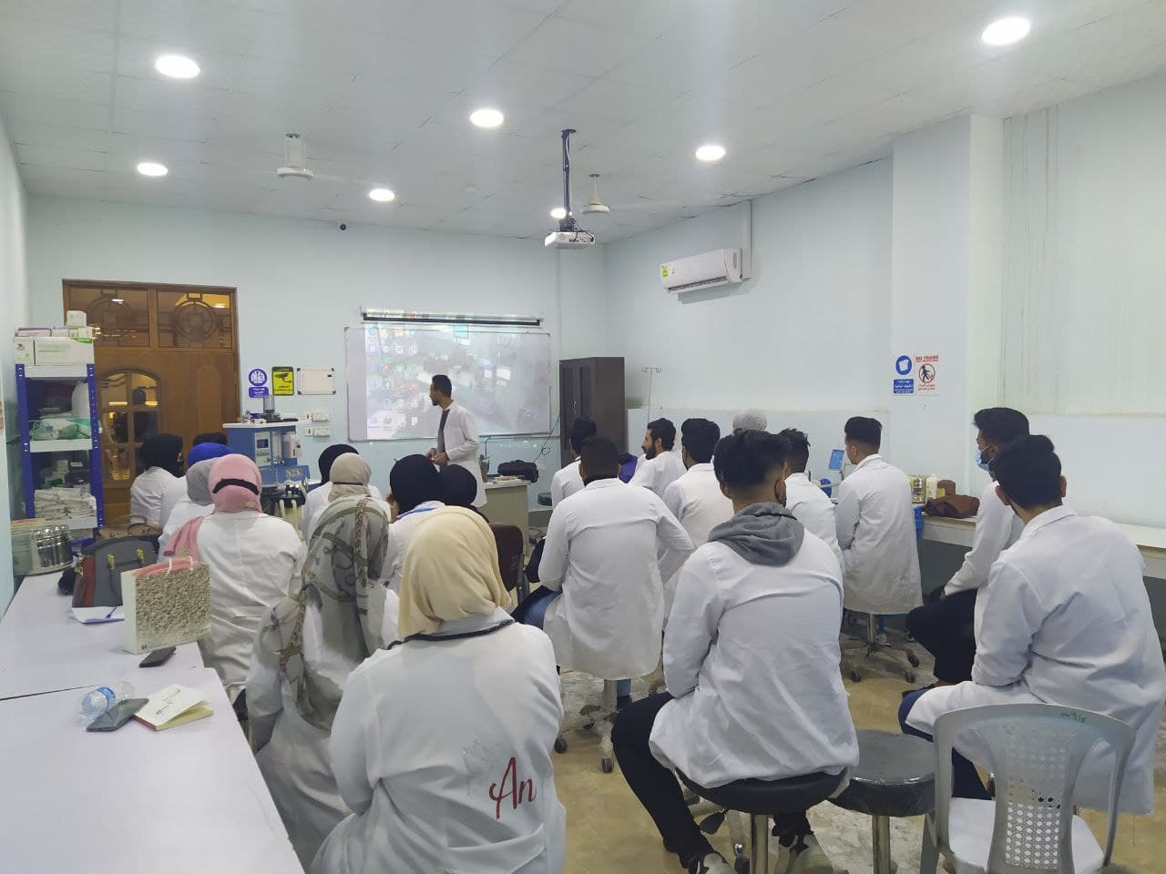 حضور الطلبة قسم التخدير للجانب العملي في مختبر التخدير  