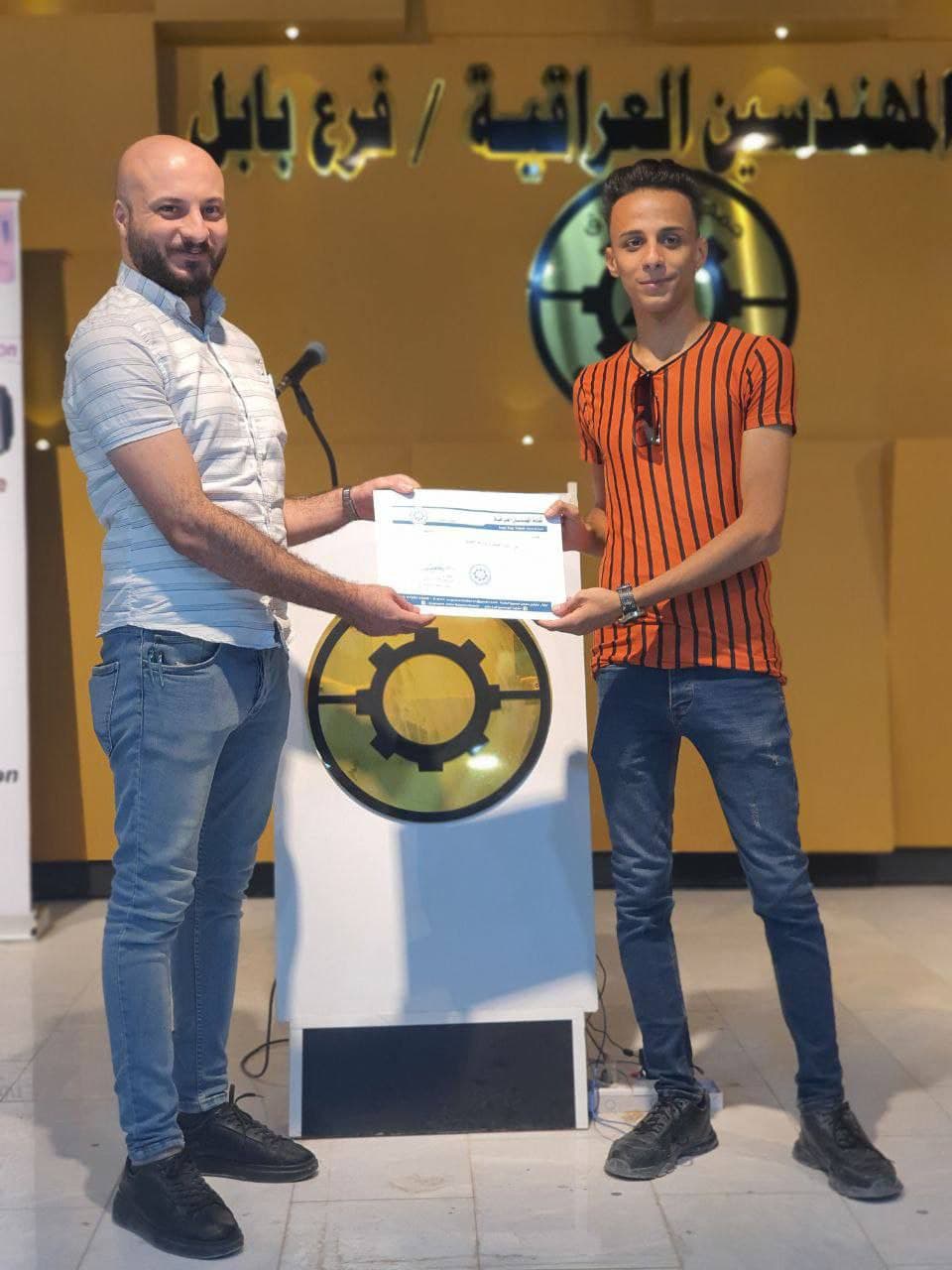 تقديم كتب شكر وتقدير لطلبة قسم هندسة تقنيات الأجهزة الطبية
