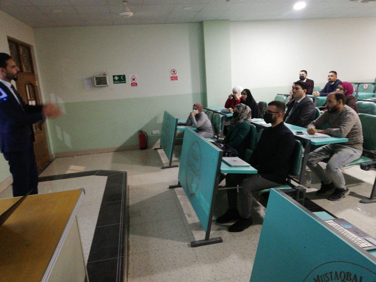 حضور ورشة علمية بعنوان تطوير الرؤية والرسالة بما ينسجم مع التوجهات العالمي لكلية المستقبل الجامعة