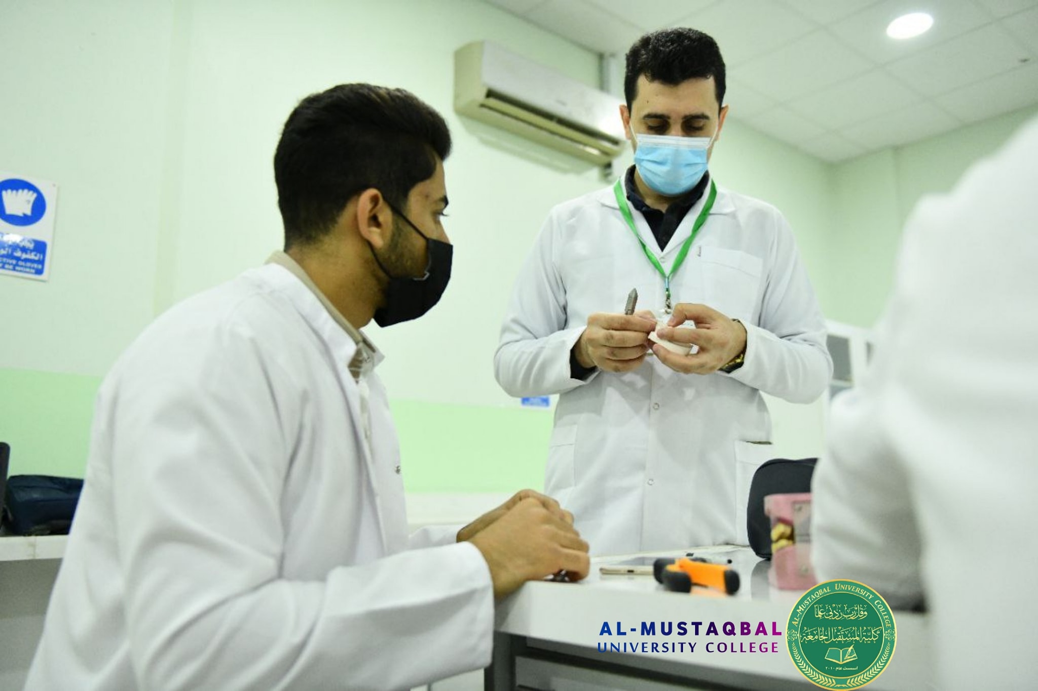 جانب من الدوام الحضوري في مختبرات قسم طب الأسنان في كلية المستقبل الجامعة