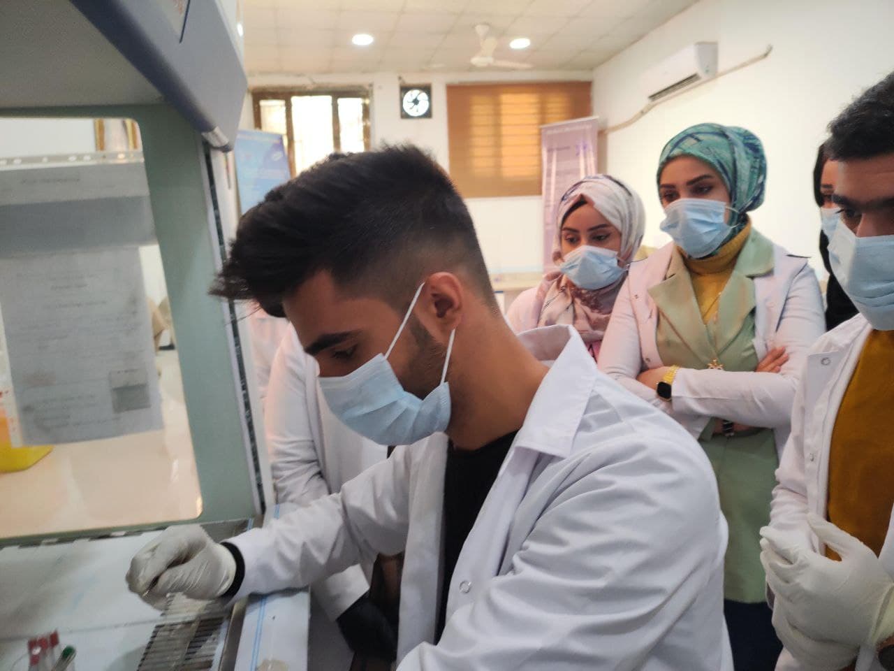 قسم تقنيات المختبرات الطبية يقيم ورشة تدريبية وبعنوان تحضير الأوساط الزرعية وزرع عينات من مصادر عدة باستخدام طرق الزرع المختلفة