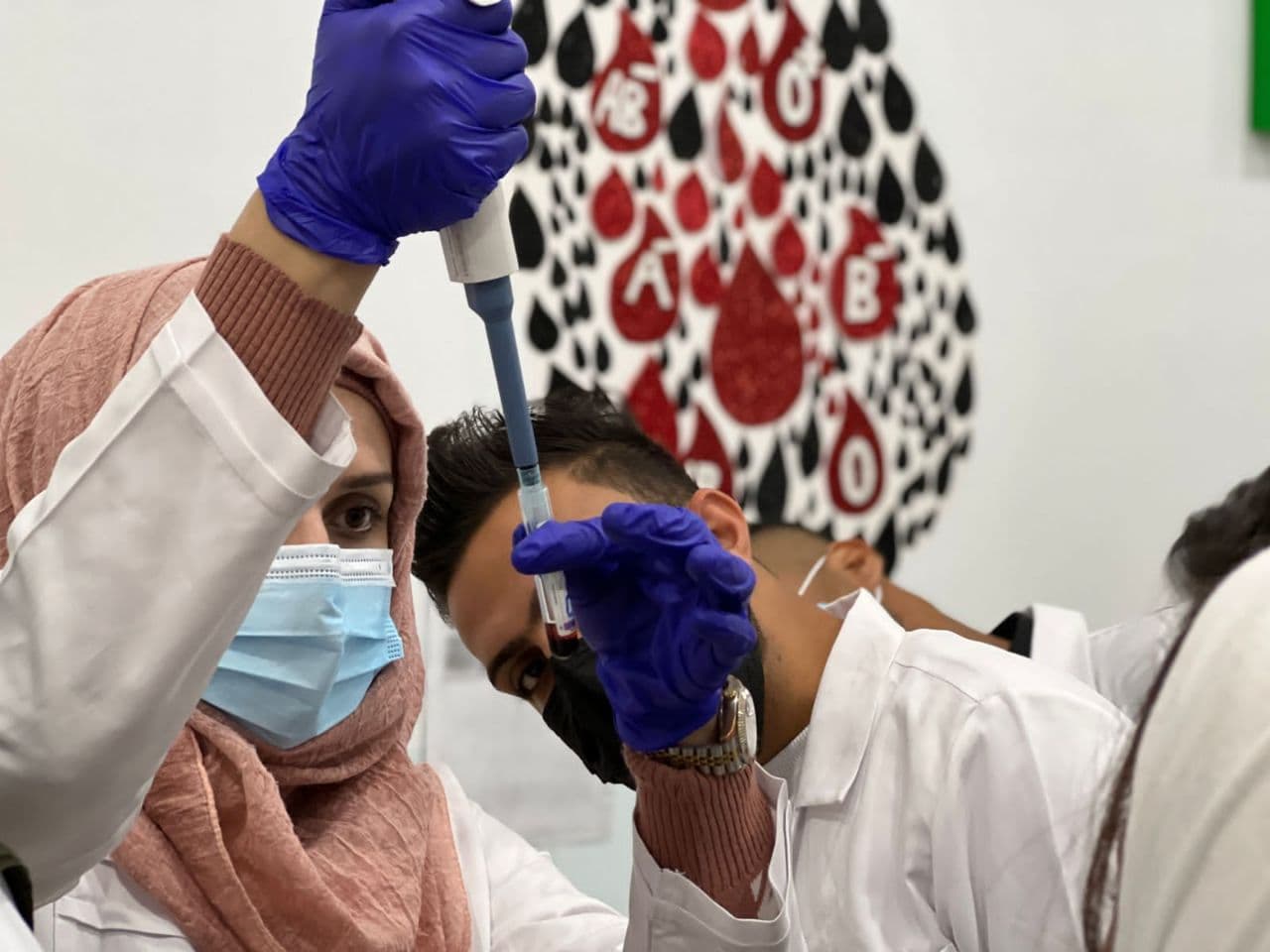 قسم تقنيات المختبرات الطبية يقيم ورشة عمليه تدريبية مادة نقل الدم