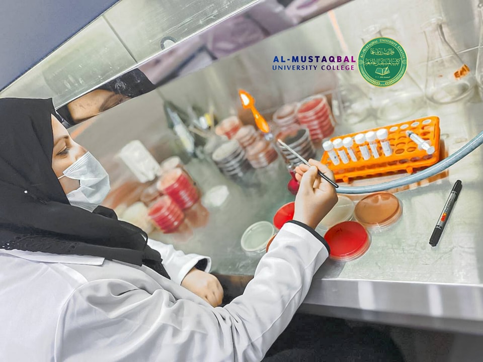  طلبة قسم تقنيات المختبرات الطبية المرحلة الرابعة في كلية المستقبل الجامعة يواصلون العمل بمشاريع التخرج