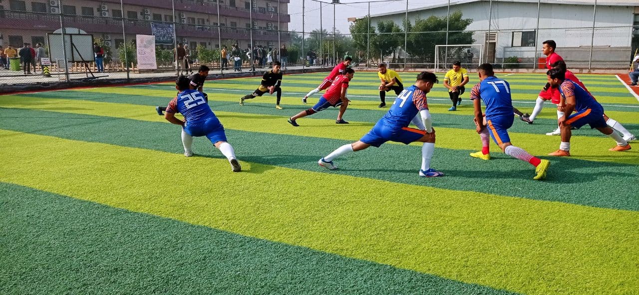 المركز الاول في بطولة كرة القدم كلية المستقبل الجامعة