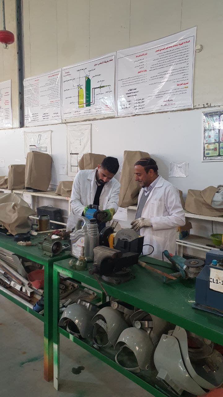 صيانة اجهزة في مختبر ميكانيك الموائع