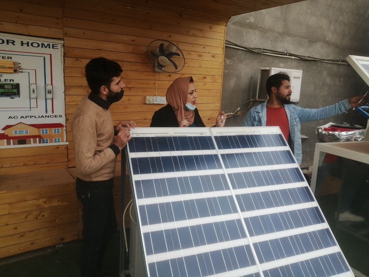 مشروع تطبيقي حول تأثير الغبار المنتظم والغير منتظم على كفاءة الخلايا الشمسية