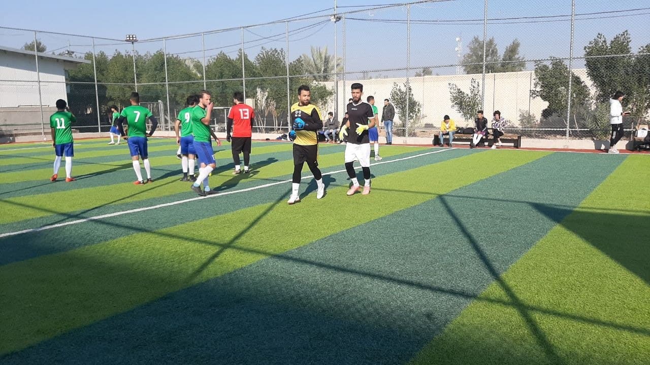 مباراة بكرة القدم بين فريق كلية المستقبل الجامعة وفريق نادي المحاويل الرياضي