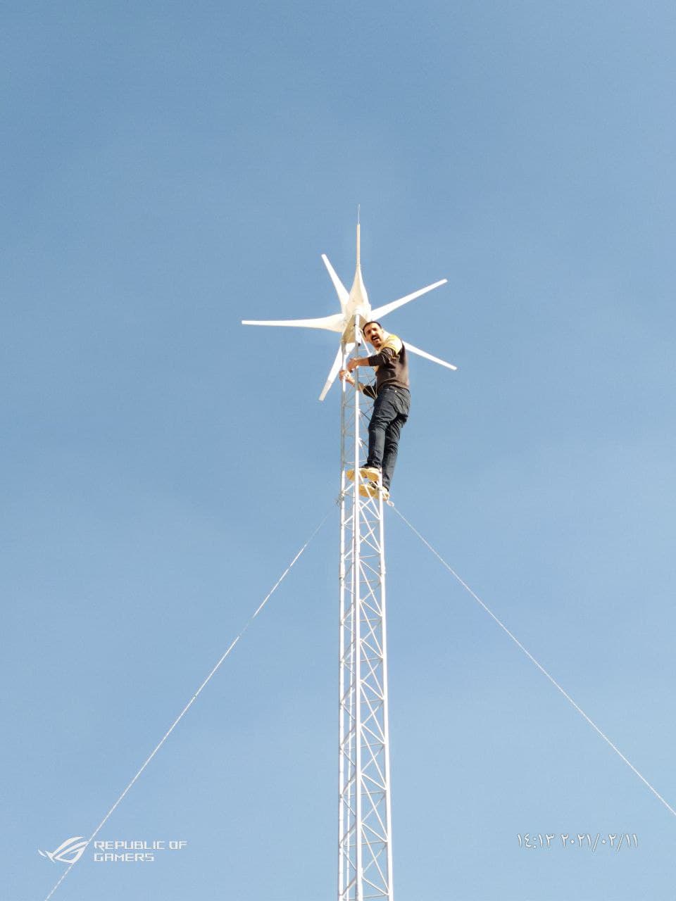 نصب اول منظومة طاقة رياح في كلية المستقبل الجامعة