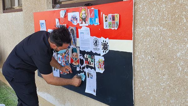 طلبة كلية المستقبل الجامعة يصممون لوحه فنية للتوعية بخطورة فايرووس كورونا