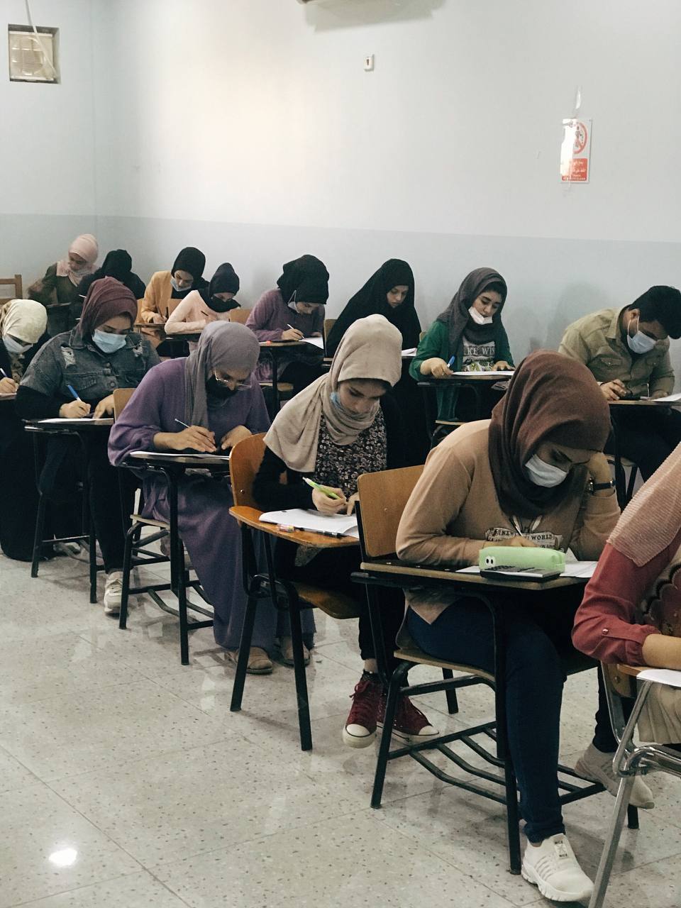 اليوم انتهاء الامتحانات الحضورية بقسم الصيدلة بأداء طلاب المرحلة الاولى امتحان مادة الكيمياء التحليلية