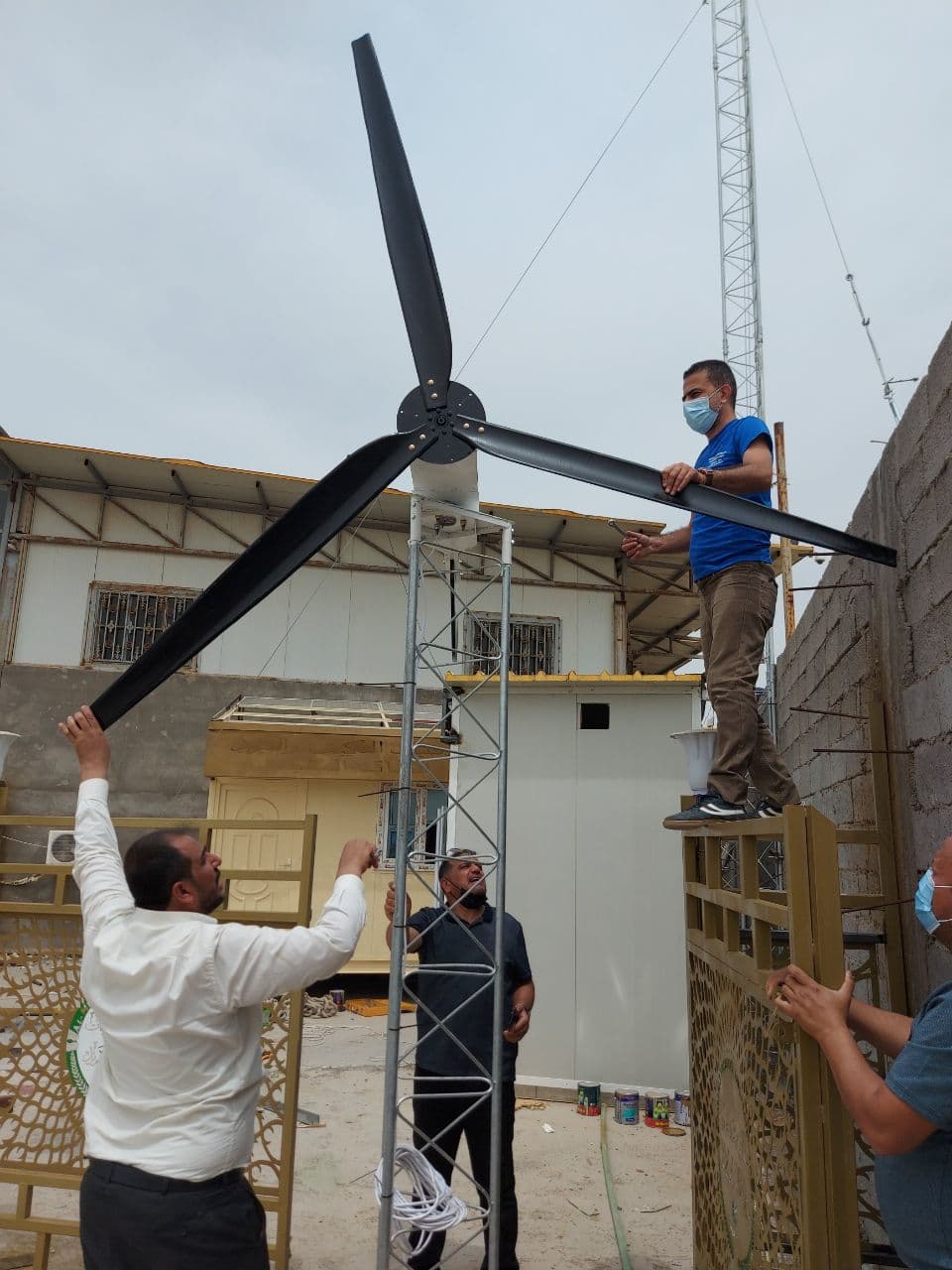 استمرار تنفيذ مشاريع الطاقة المتجددة في كلية المستقبل الجامعة