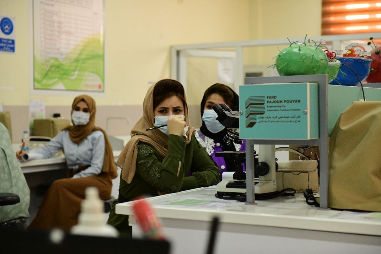 قيام التدريسية بقسم الصيدلة م.م ايمان كريم كاظم بمناقشة مشاريع التخرج بقسم التحليلات المرضية