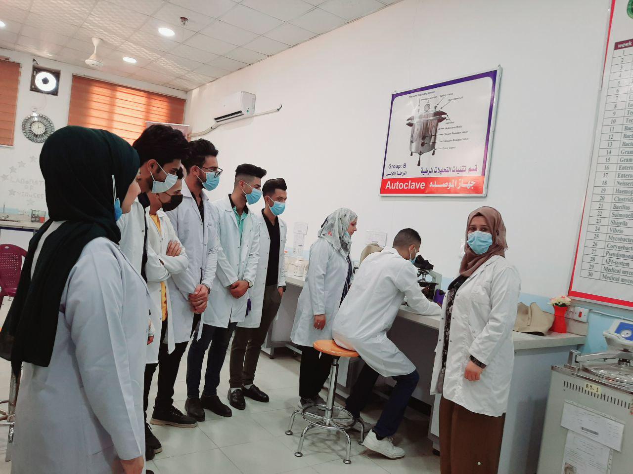 قسم تقنيات المختبرات الطبيه يقيم ورشه عمليه لماده الاحياء المجهرية 