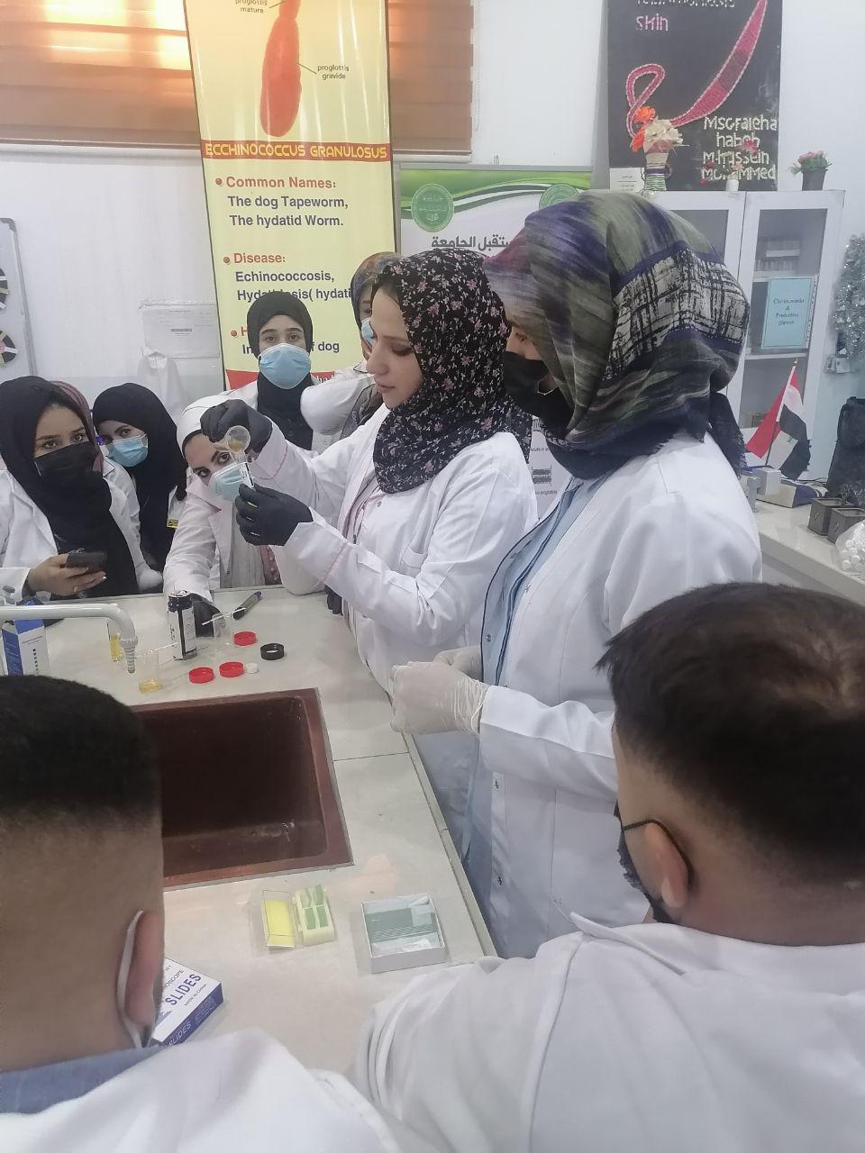  قسم تقنيات المختبرات الطبية يقيم ورشة عملية حول كيفية تحليل الادرار العام