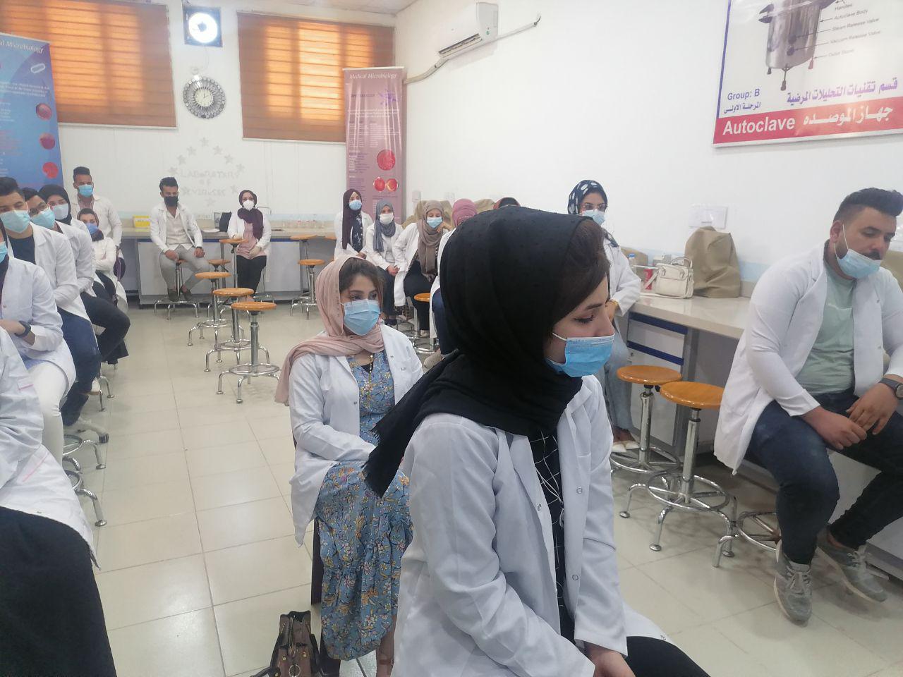 قسم تقنيات المختبرات الطبية يقيم ورشة عملية لطلبه المرحلة الرابعة بعنوان تأثير المضادات الحيوية على البكتريا الممرضة