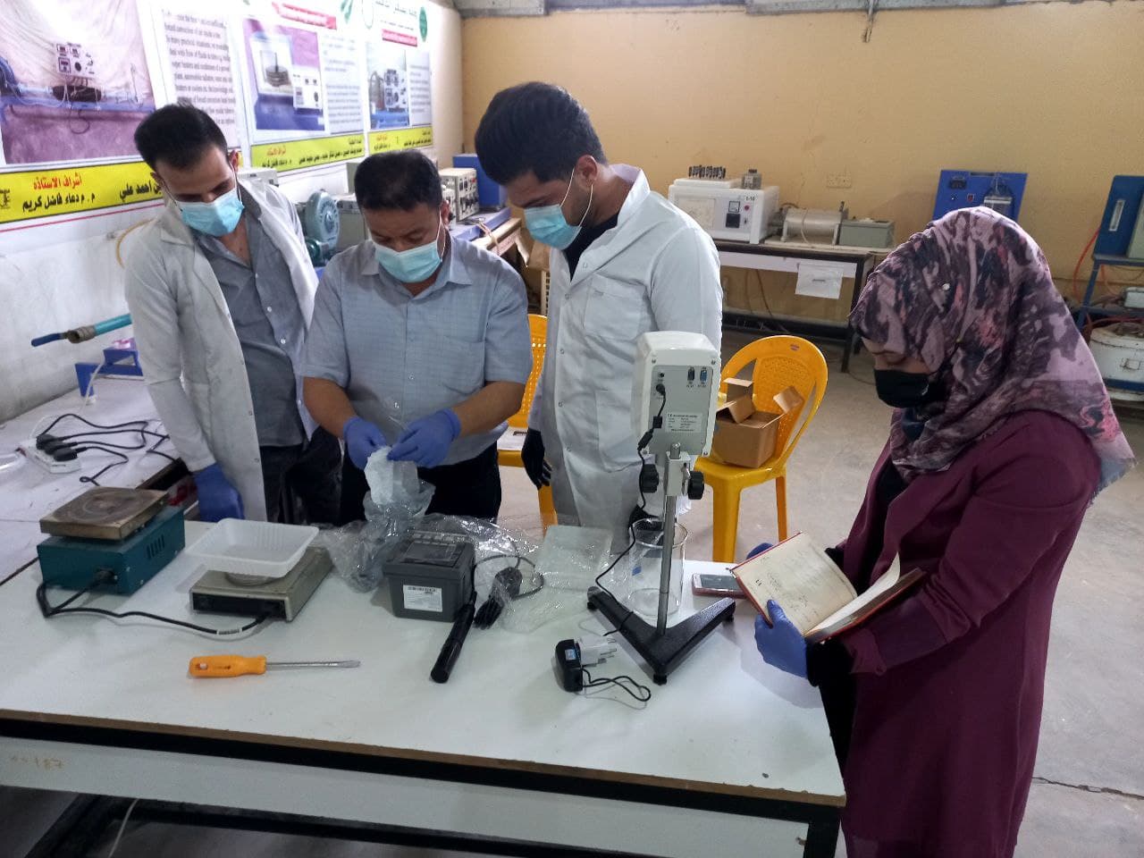 تم اجراء دراسة عملية لتحسين انتقال الحرارة باستخدام مادة النانو فلود   والسطوح الخشنة  داخل قناة مستطيلة   