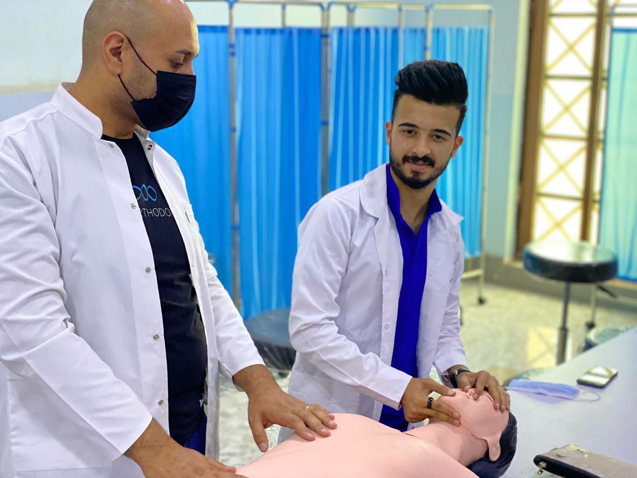 نظم قسم التخدير ورشة حضورية لطلبة المرحلة الاولى  في مختبر التخدير اليوم ٢٠٢١/٦/٢