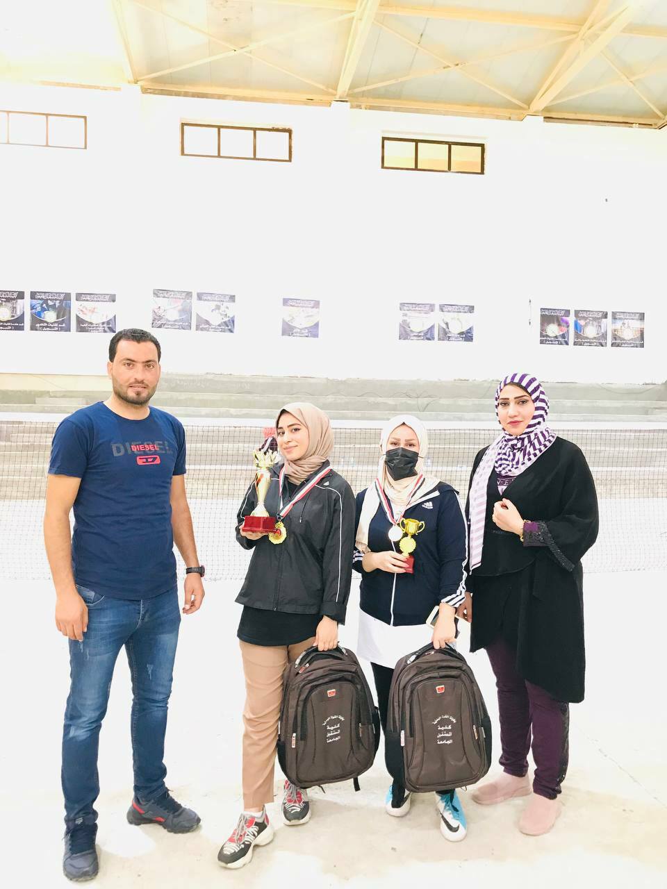 الريشة الطائرة للطالبات