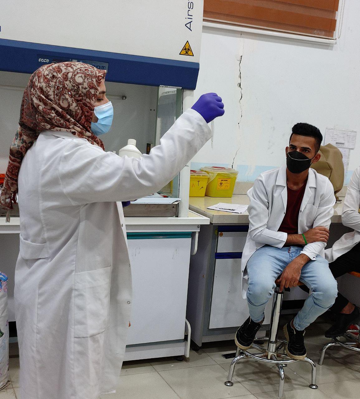 قسم تقنيات المختبرات الطبيه يقيم ورشه عمليه لماده الاحياء المجهرية 