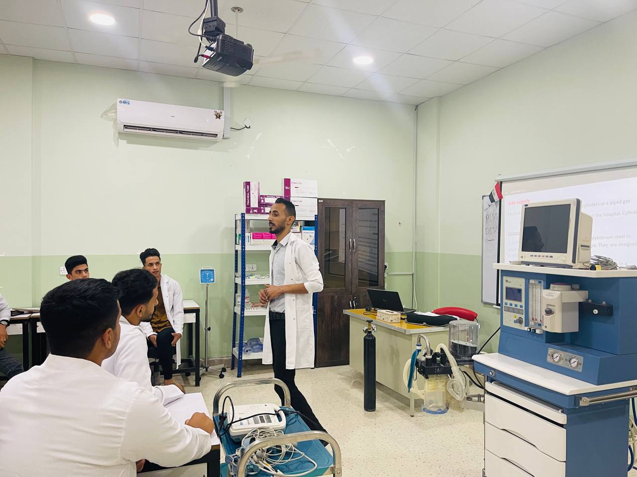 مباشرة الطلاب بعامهم الدراسي الجديد في المختبرات التعليمية لقسم التخدير