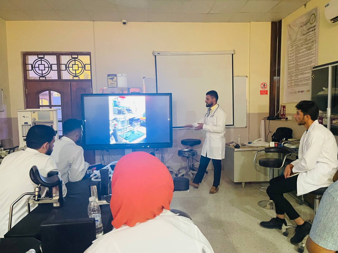 مباشرة الطلبة بعامهم الدراسي الجديد في المختبرات التعليمية لقسم التخدير