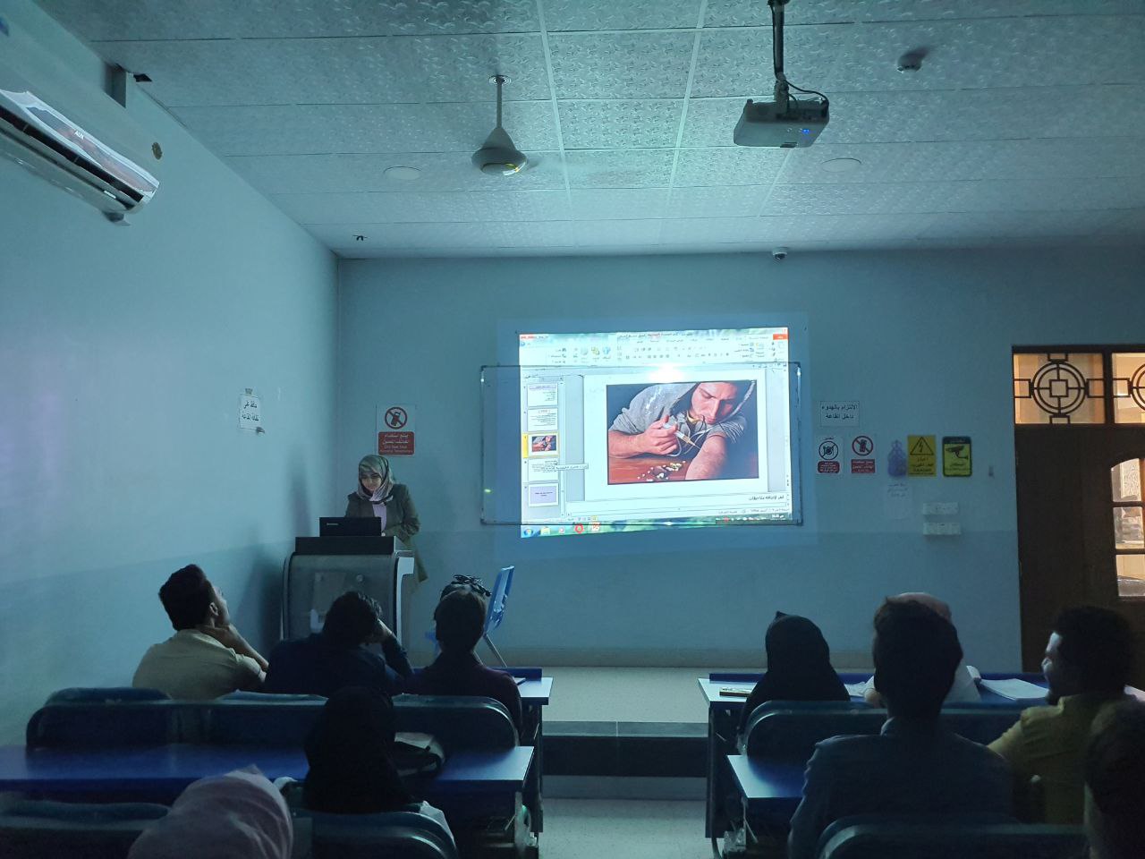 ورشة تعليمية باشراف تدريسية في قسم الفيزياء الطبية م.م اراء حسن هادي بعنوان المخدرات واضرارها الجسدية و الاقتصادية