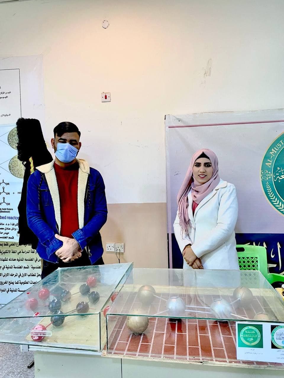 نشاط طلابي يتضمن مجسم لمادة الايثيلين والبنزين