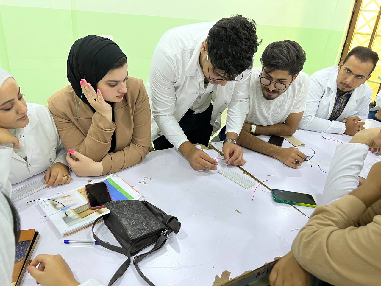  "التعرف على اهم المكونات والدوائر الالكترونيه وكيفيه تشغيلها"