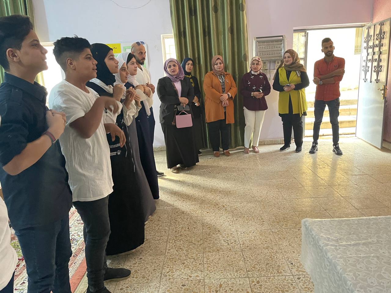 زيارة معهد الصم والبكم توزيع وسائل تعليم من قبل اساتذة وطلاب قسم ادارة الاعمال