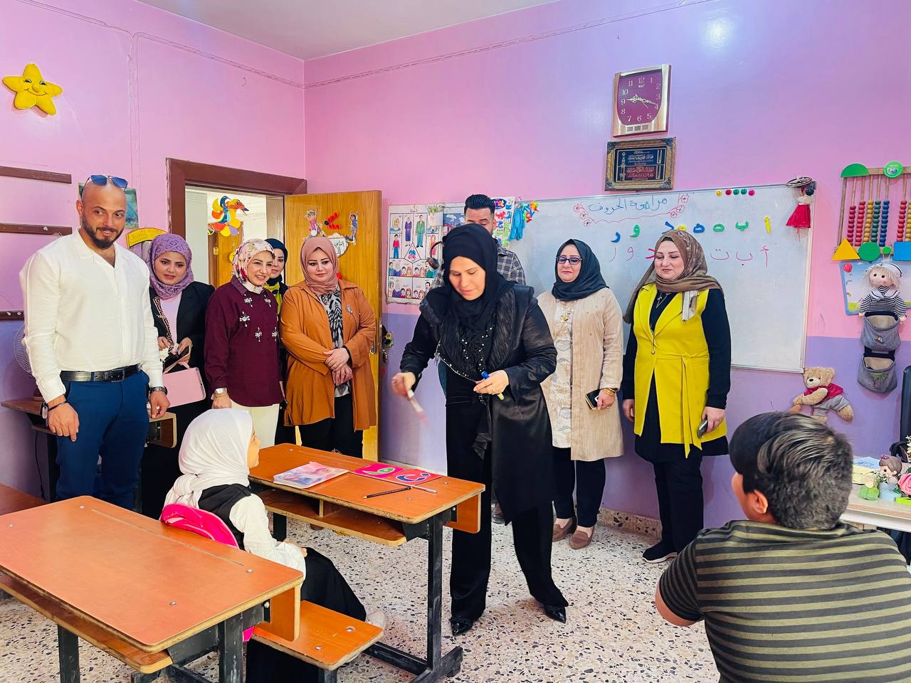 زيارة معهد الصم والبكم توزيع صبورات الى الطلبة من قبل اساتذة وطلاب قسم ادارة الاعمال