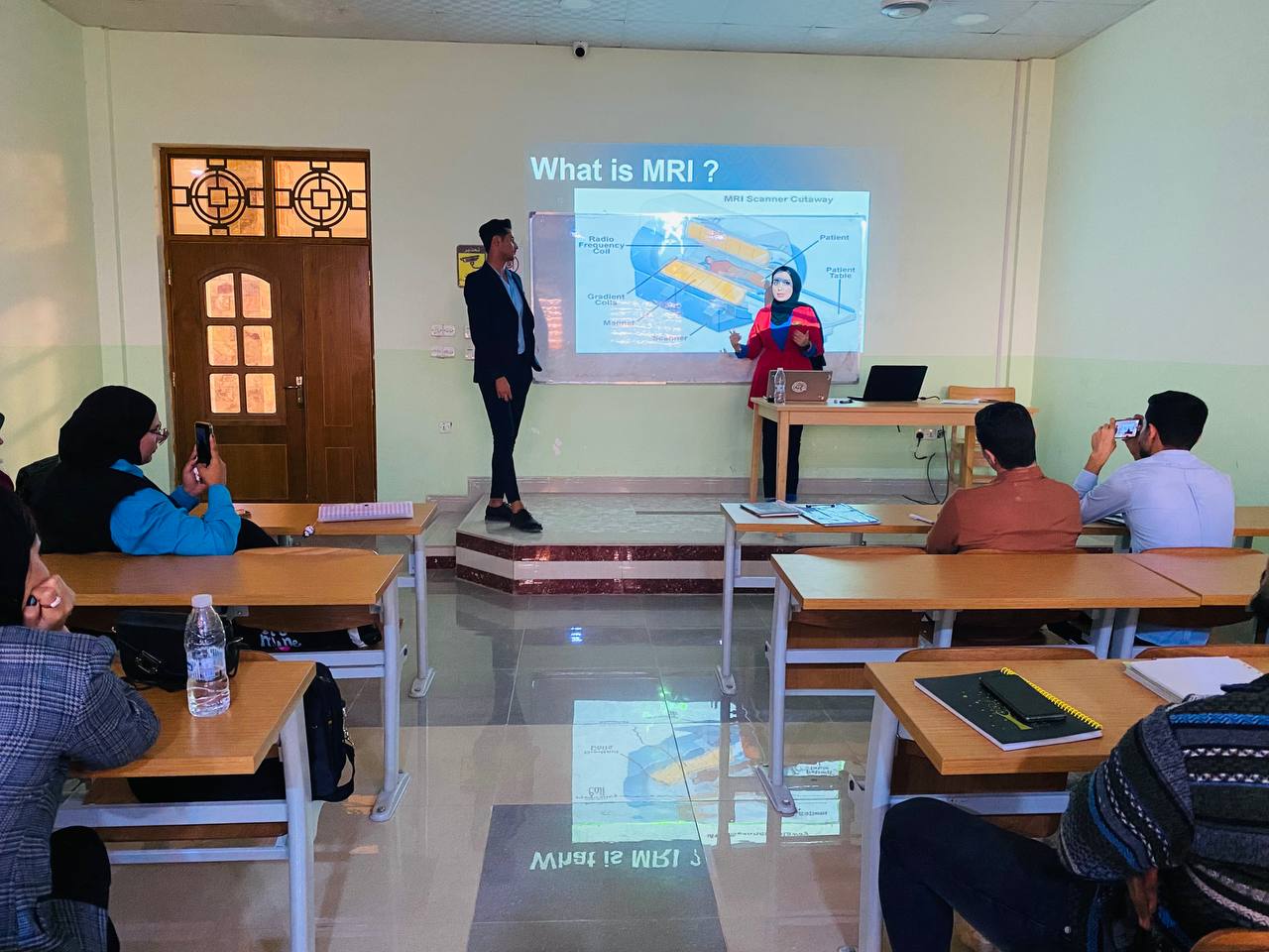 القاء طلبه قسم الاجهزه الطبيه سيمنار بعنوان "مكونات واستخدامات جهاز MRI"