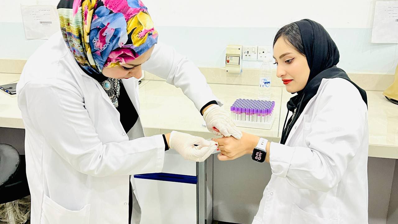قسم تقنيات المختبرات الطبية يقيم ورشة تعليمية عن  فصائل الدم السائدة