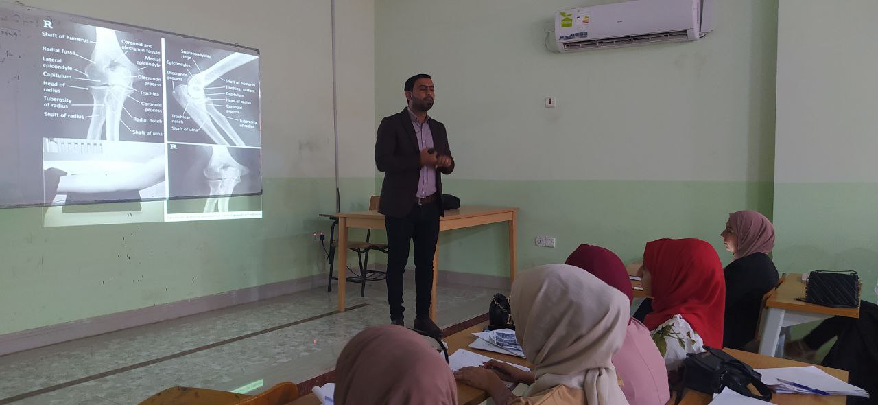 ورشة تعليمية بعنوان (تصوير مفصل المرفق بالأشعة السينية التي يتضمن العديد من الوضعيات الامامية والجانبية والمائلة والتعرف على الأماكن التشريحية والكسور التي تحدث في المفصل إضافة إلى خلع المفصل مدعمة بالصور الشعاعية) للتدريسي م.م طارق ناظم جاسم