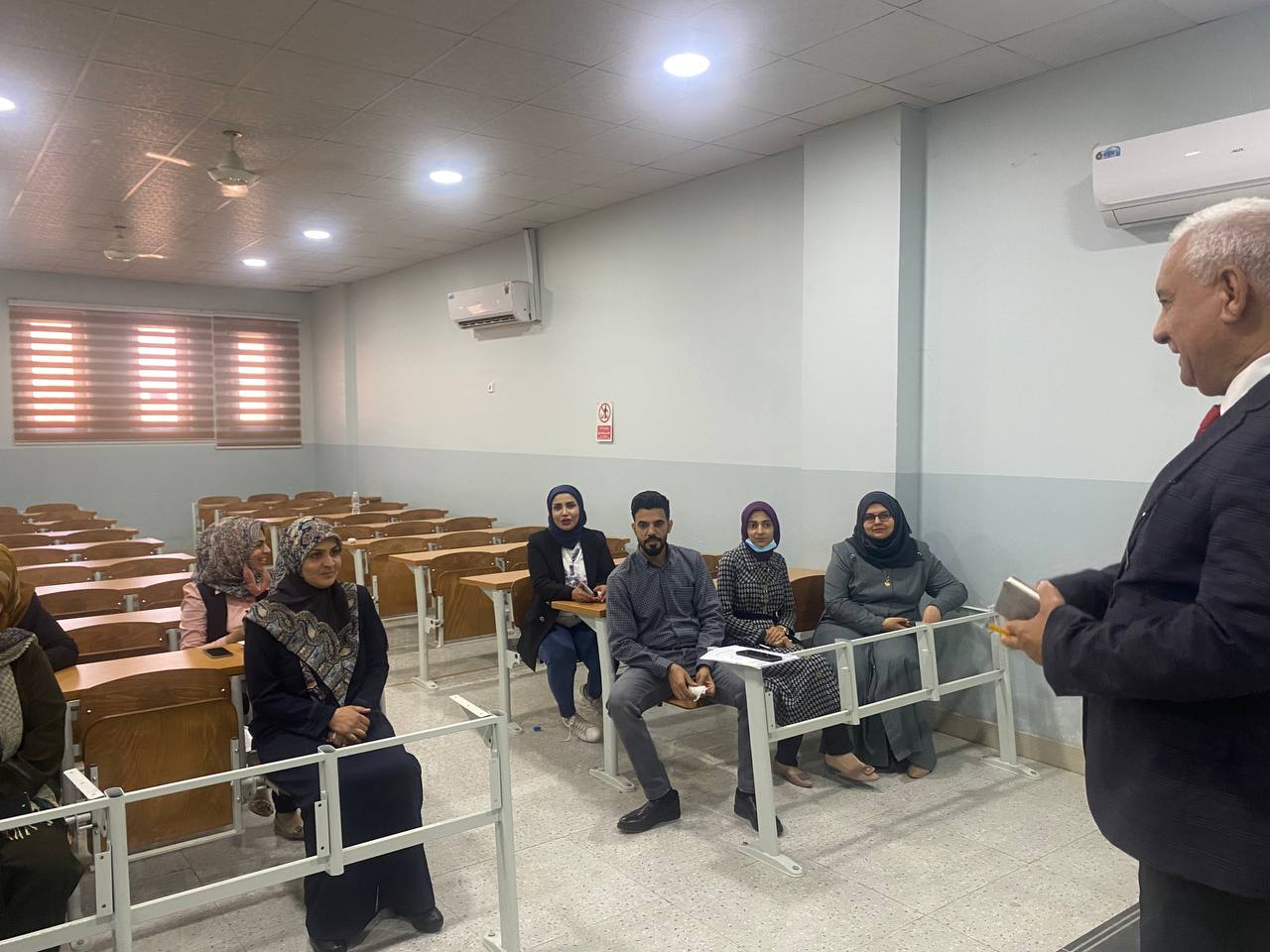 ورشة علمية بعنوان (مخاطر الاشعاع ) للتدريسي في قسم تقنيات الاشعة ا.د رعد شاكر