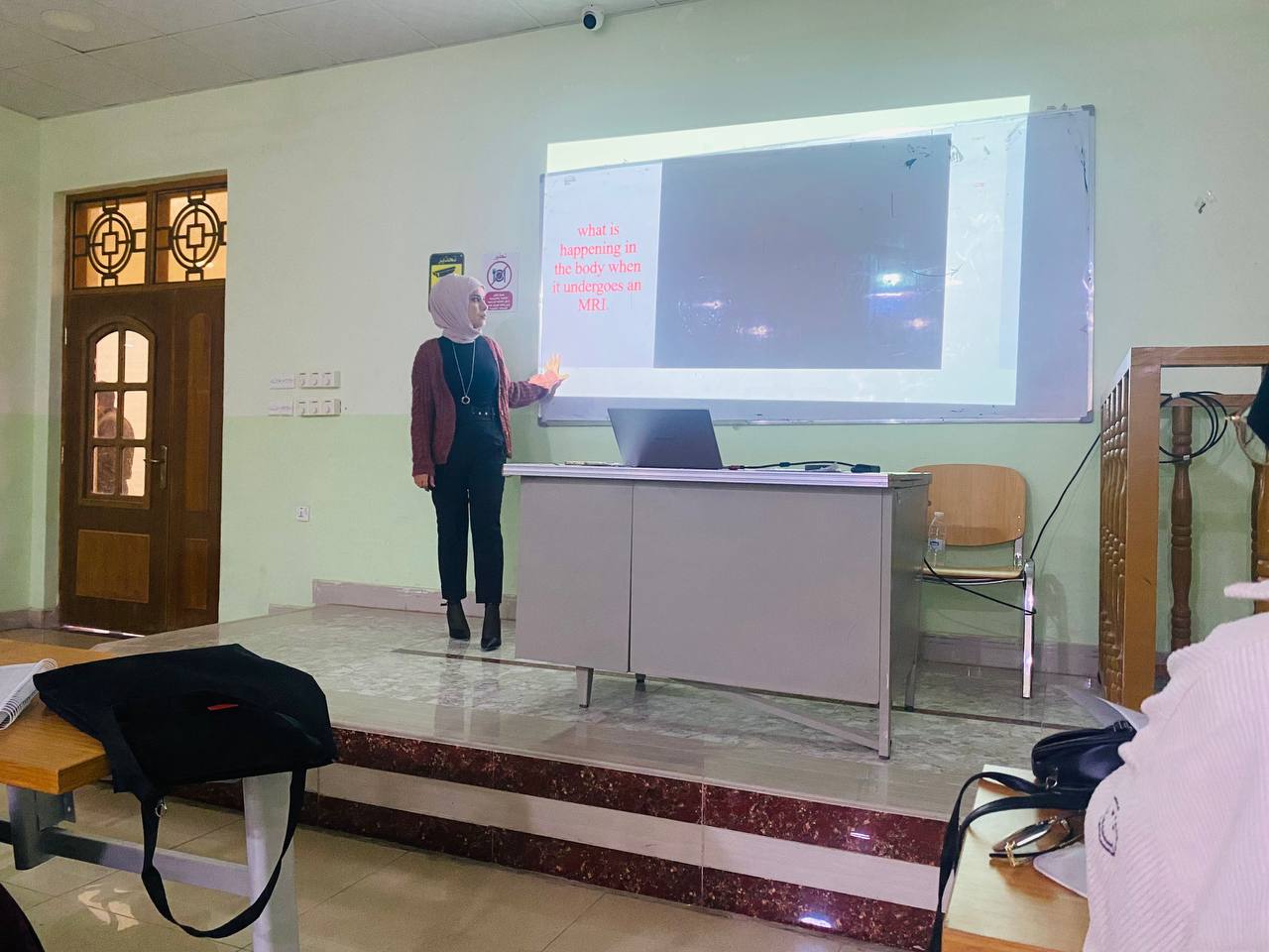 ورشة علمية بعنوان (What are the challenges in MRI) للتدريسية في قسم تقنيات الاشعة م.د صفا حسن محمد