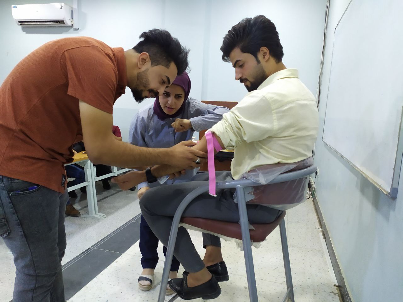 ورشة تعليمية  بعنوان ( طرق سحب الدم) للتدريسية م.م دعاء نصر 