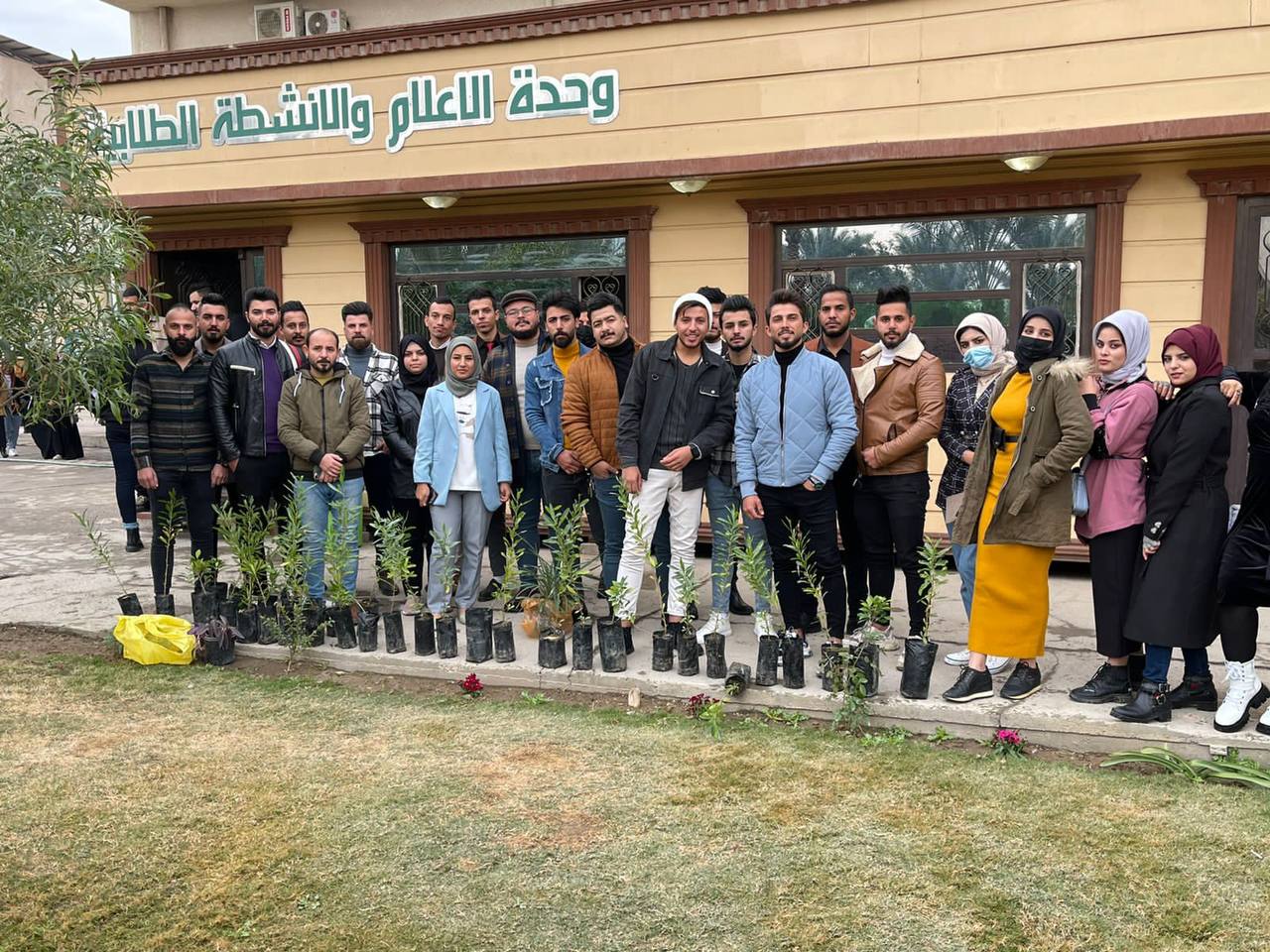  زراعة بعض الورود داخل كلية المستقبل الجامعة 